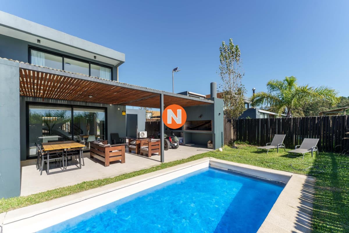 Venta de Casa 3 Dorm. 3 Baños en Punta Ballena, Maldonado