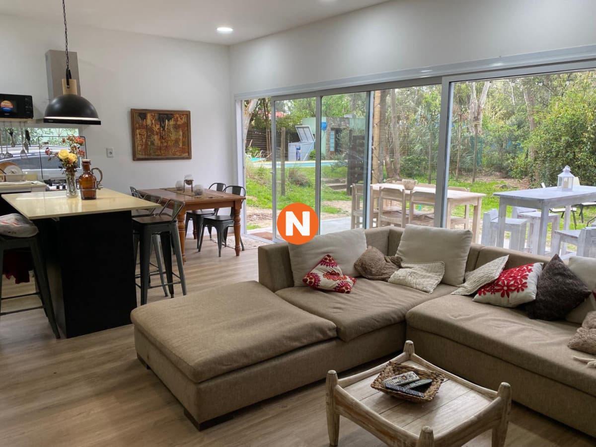 Casa en venta con Piscina y Parillero