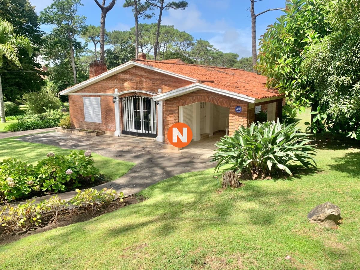 Excelente oportunidad Chalet con amplios jardines y espacios ...