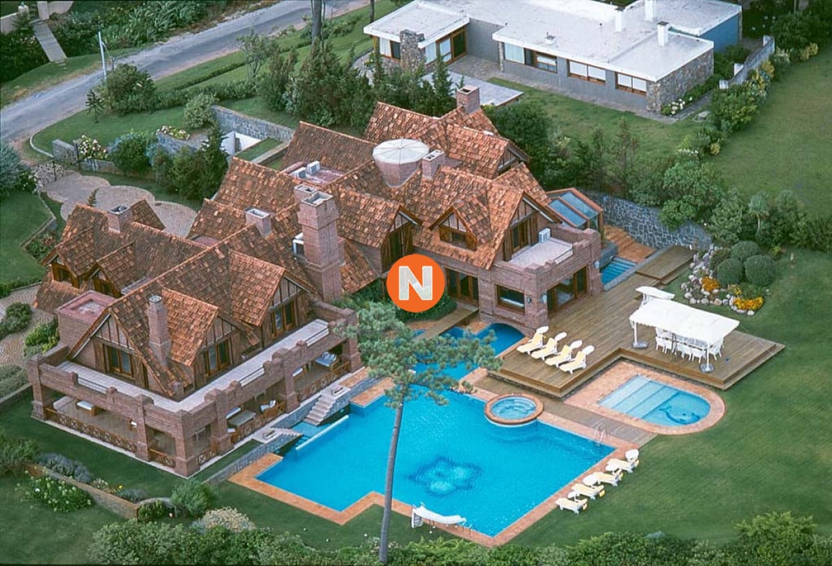 Mansion en venta en  Punta del Este, frente al mar , 7 Dormi ...
