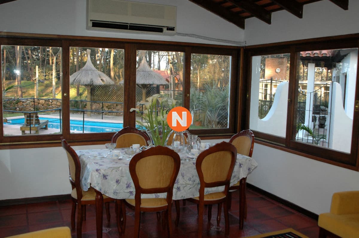 Excelente Inversión de Casa con 8 dormitorios. Se vende con ...