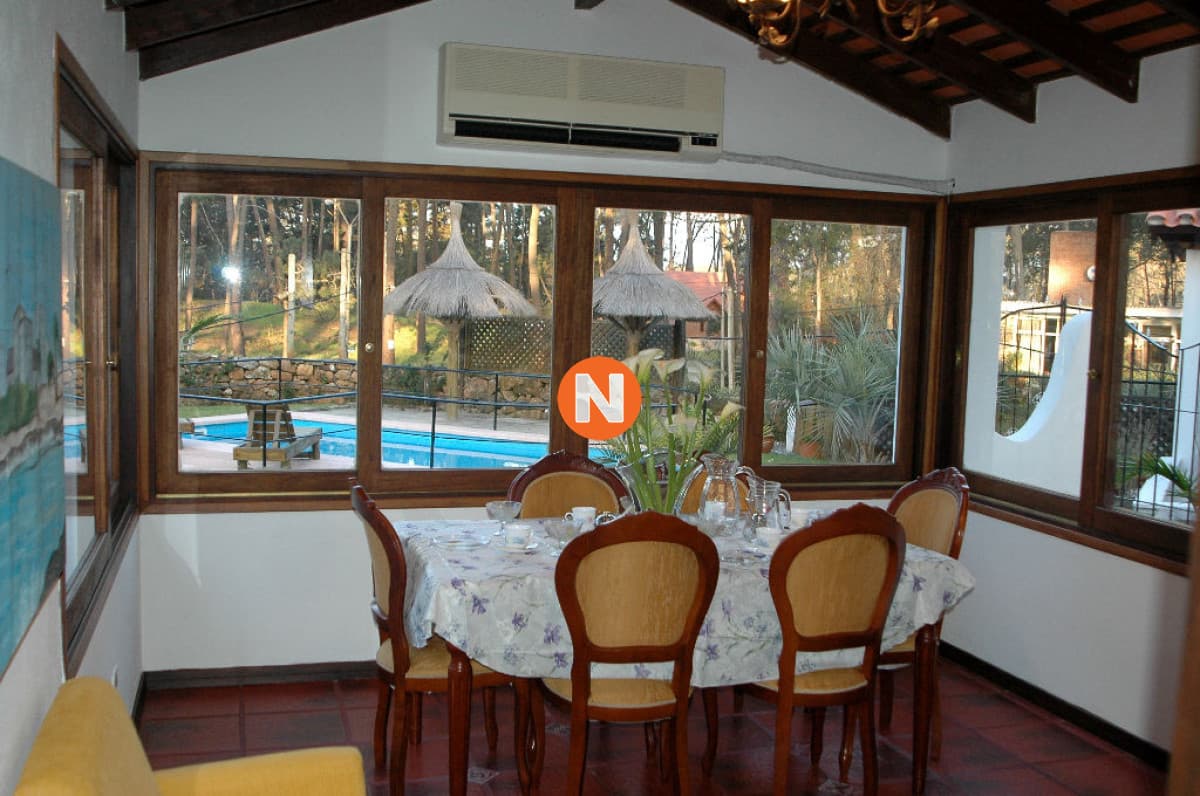 Excelente Inversión de Casa con 8 dormitorios. Se vende con ...
