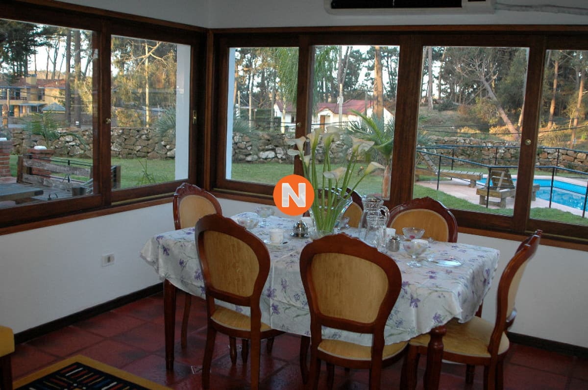 Excelente Inversión de Casa con 8 dormitorios. Se vende con ...