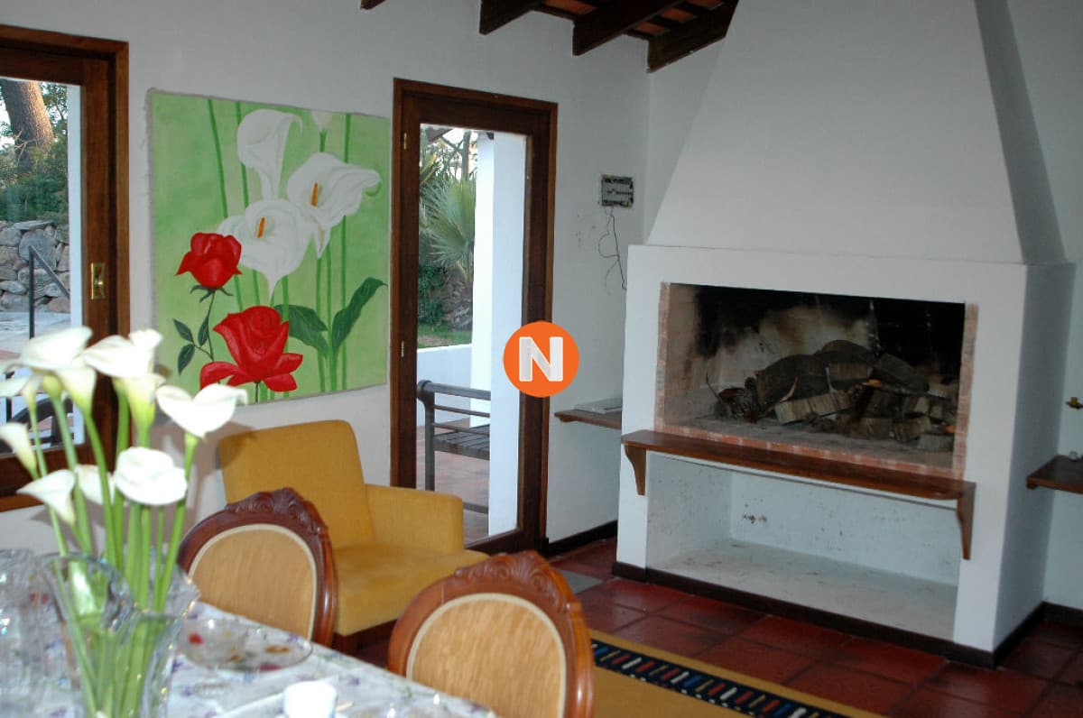 Excelente Inversión de Casa con 8 dormitorios. Se vende con ...