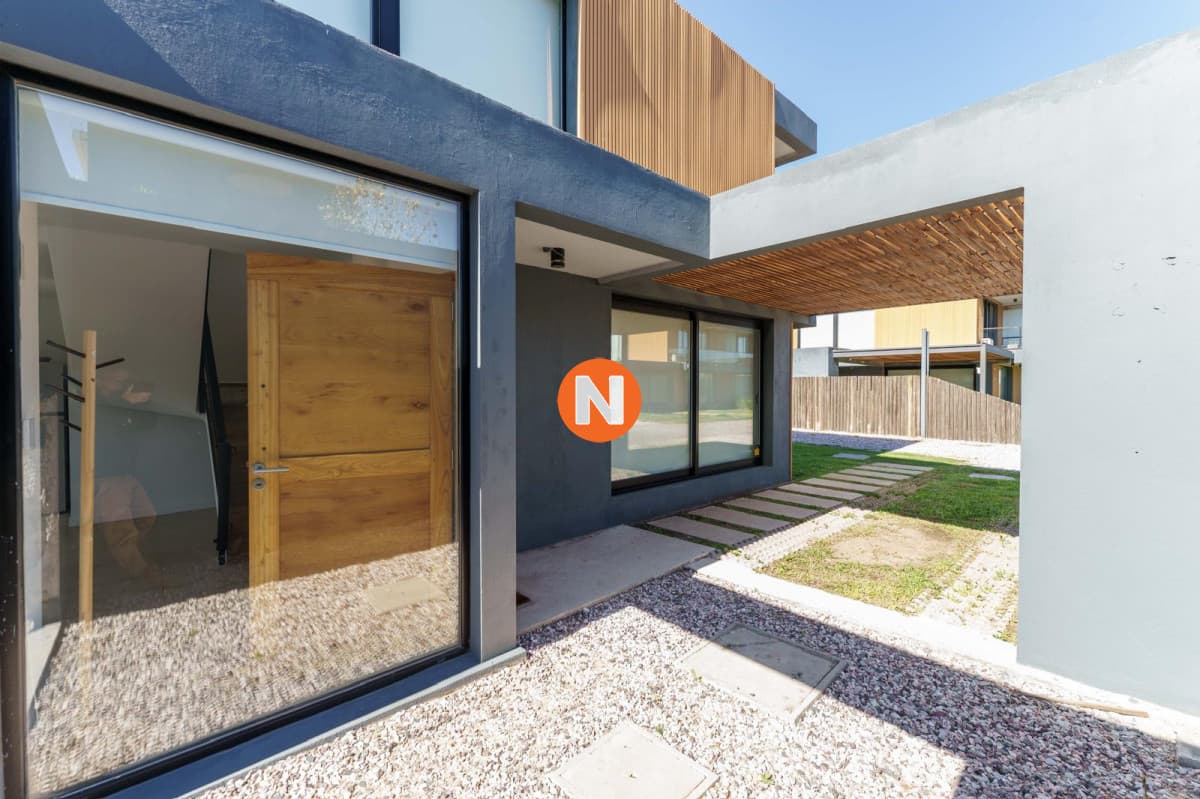 Venta de Casa 3 Dorm. 3 Baños en Punta Ballena, Maldonado