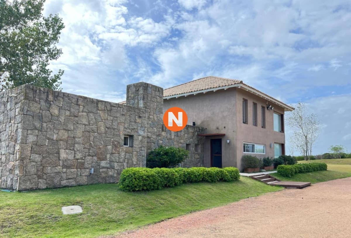 Venta de excepcional chacra en zona de La Barra, cerca del c ...