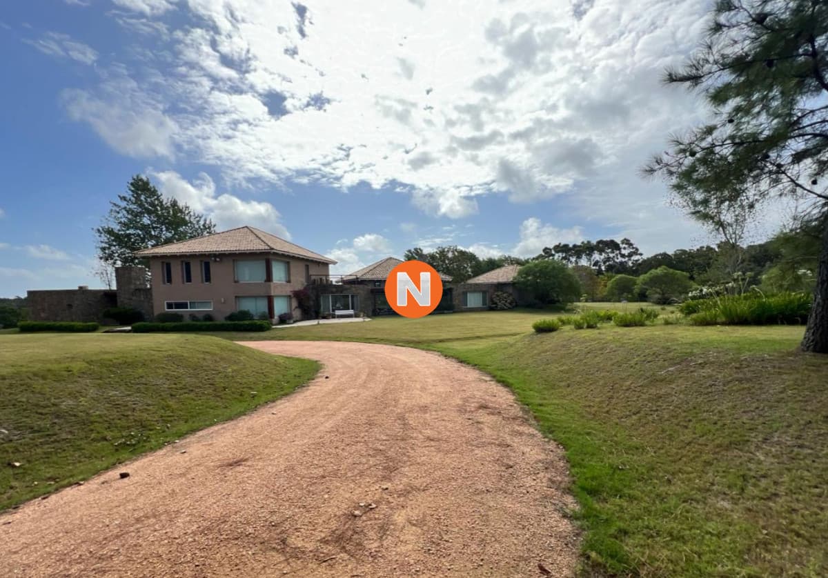 Venta de excepcional chacra en zona de La Barra, cerca del c ...