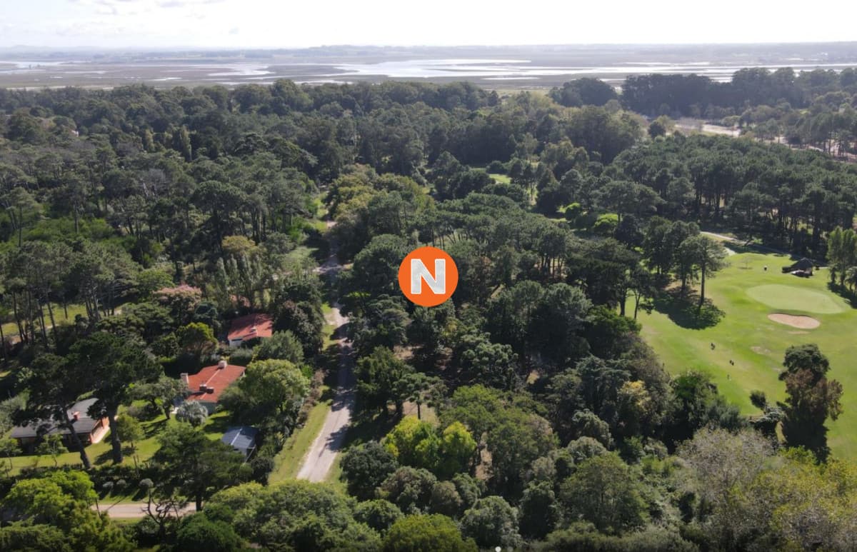 Venta de Lote de  2150 m2 en Playa Brava, Punta del Este.