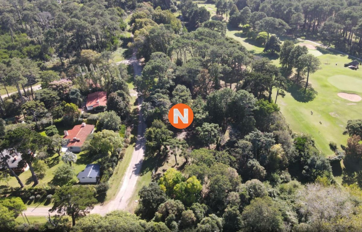 Venta de Lote de  2150 m2 en Playa Brava, Punta del Este.