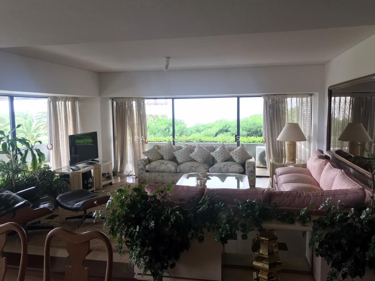 Apartamento en venta de 4 dormitorios en Sea Side, Punta del Este.