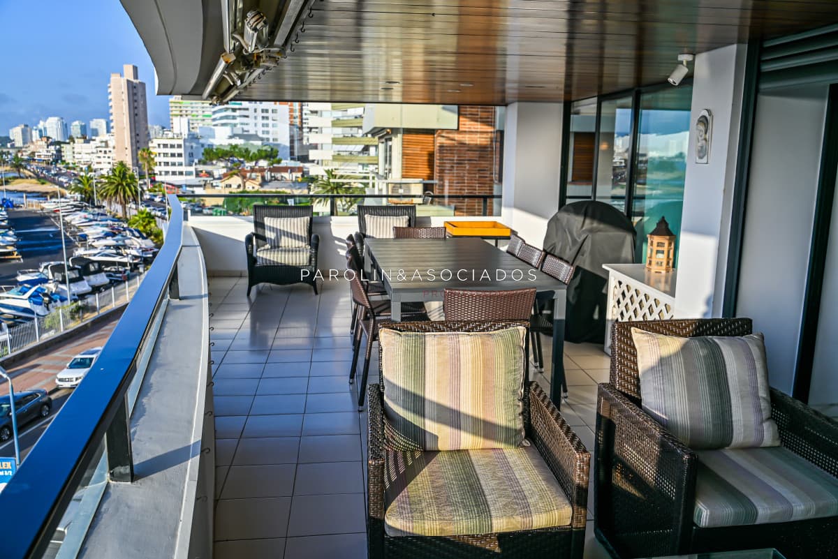 Apartamento en venta de 3 dormitorios en edificio Portofino, Península, Punta del Este.