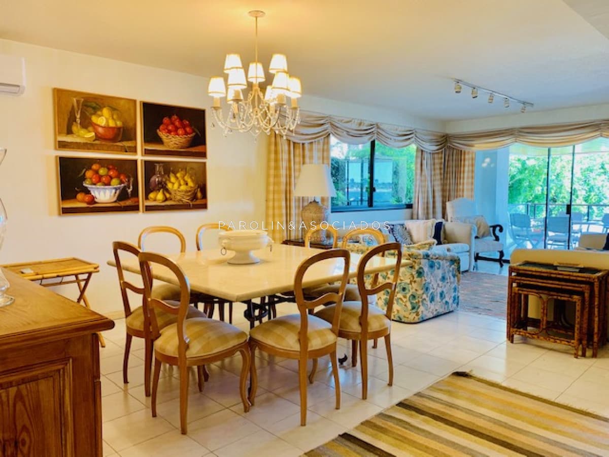 Apartamento en venta en primera linea de Puerto, Punta del Este.