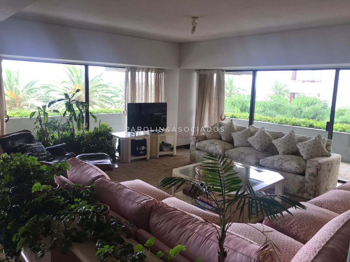 Apartamento en venta de 4 dormitorios en Sea Side, Punta del Este.