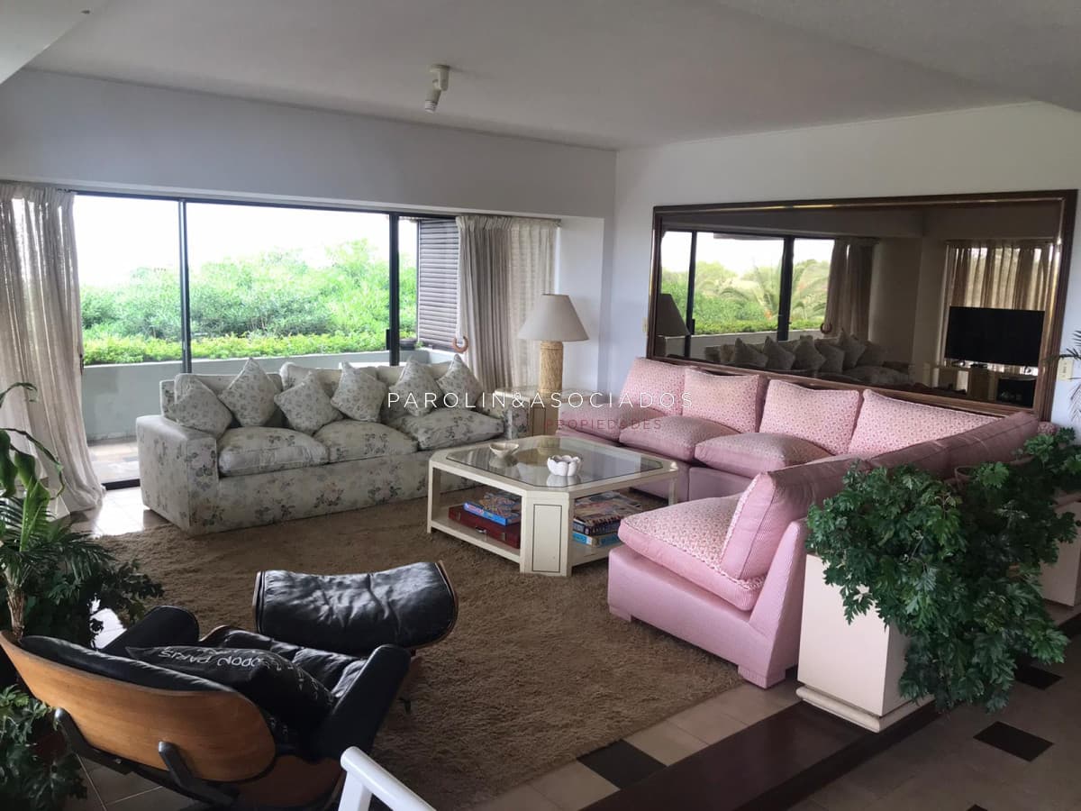 Apartamento en venta de 4 dormitorios en Sea Side, Punta del Este.
