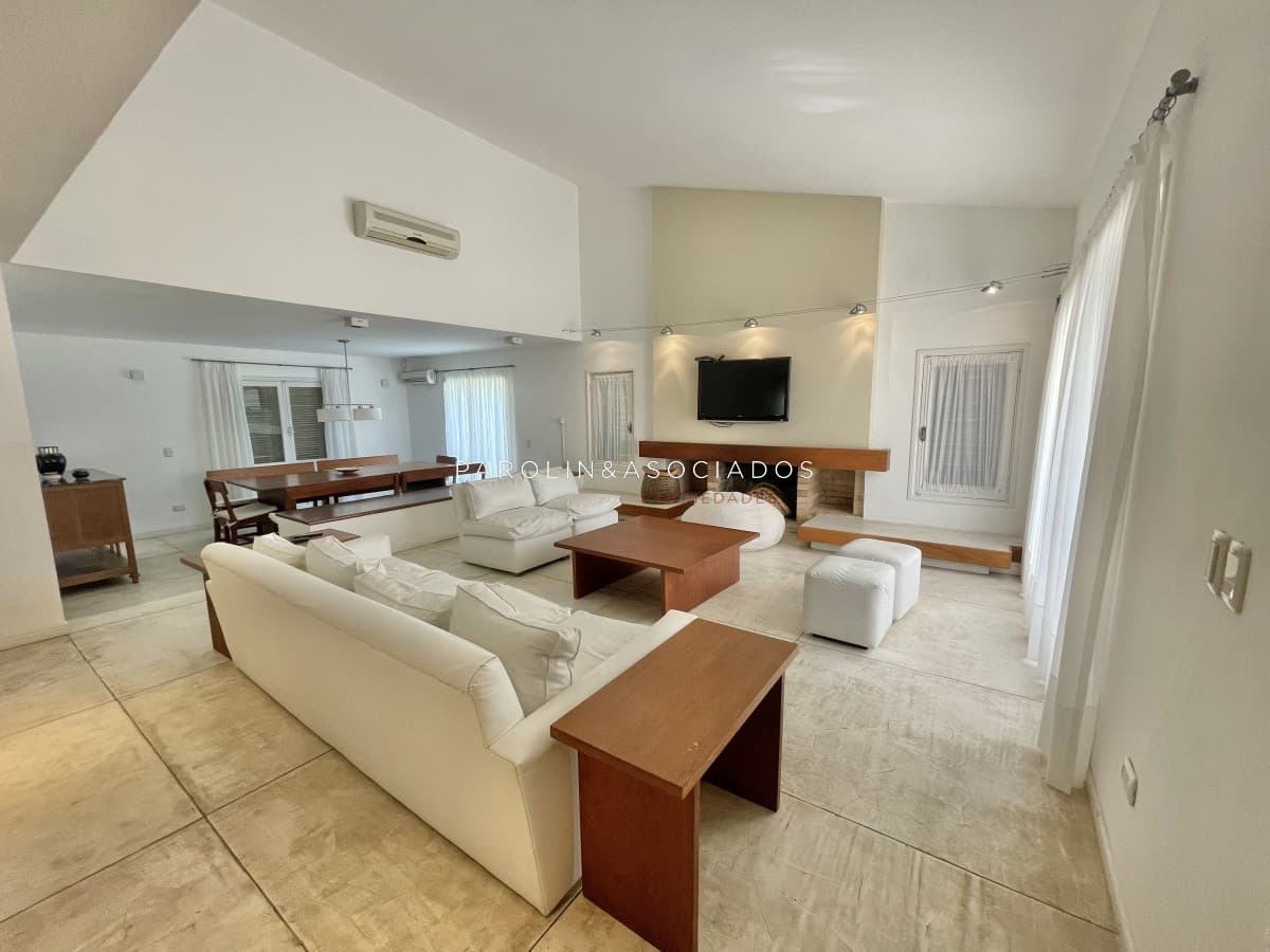 Hermosa casa en venta de 4 dormitorios en barrio Lugano, Punta del Este.