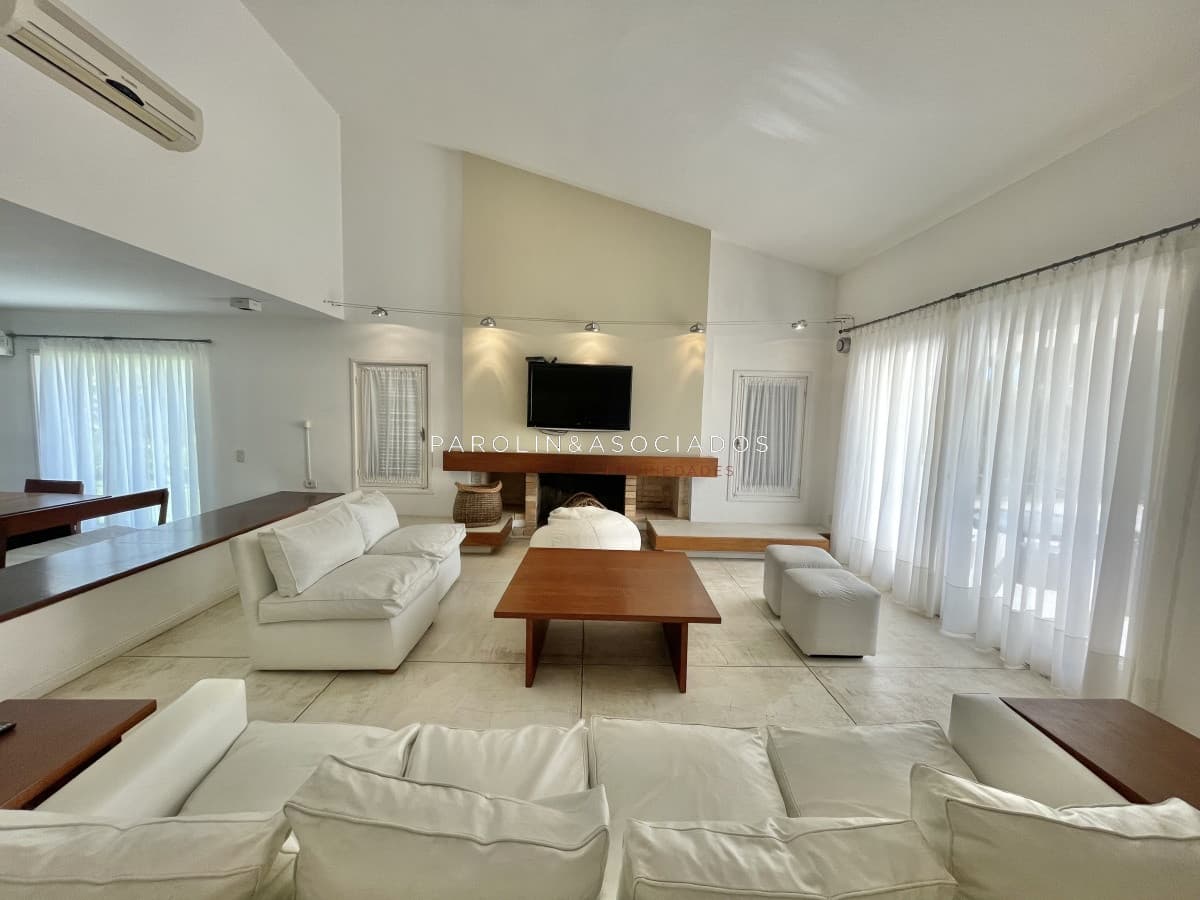 Hermosa casa en venta de 4 dormitorios en barrio Lugano, Punta del Este.