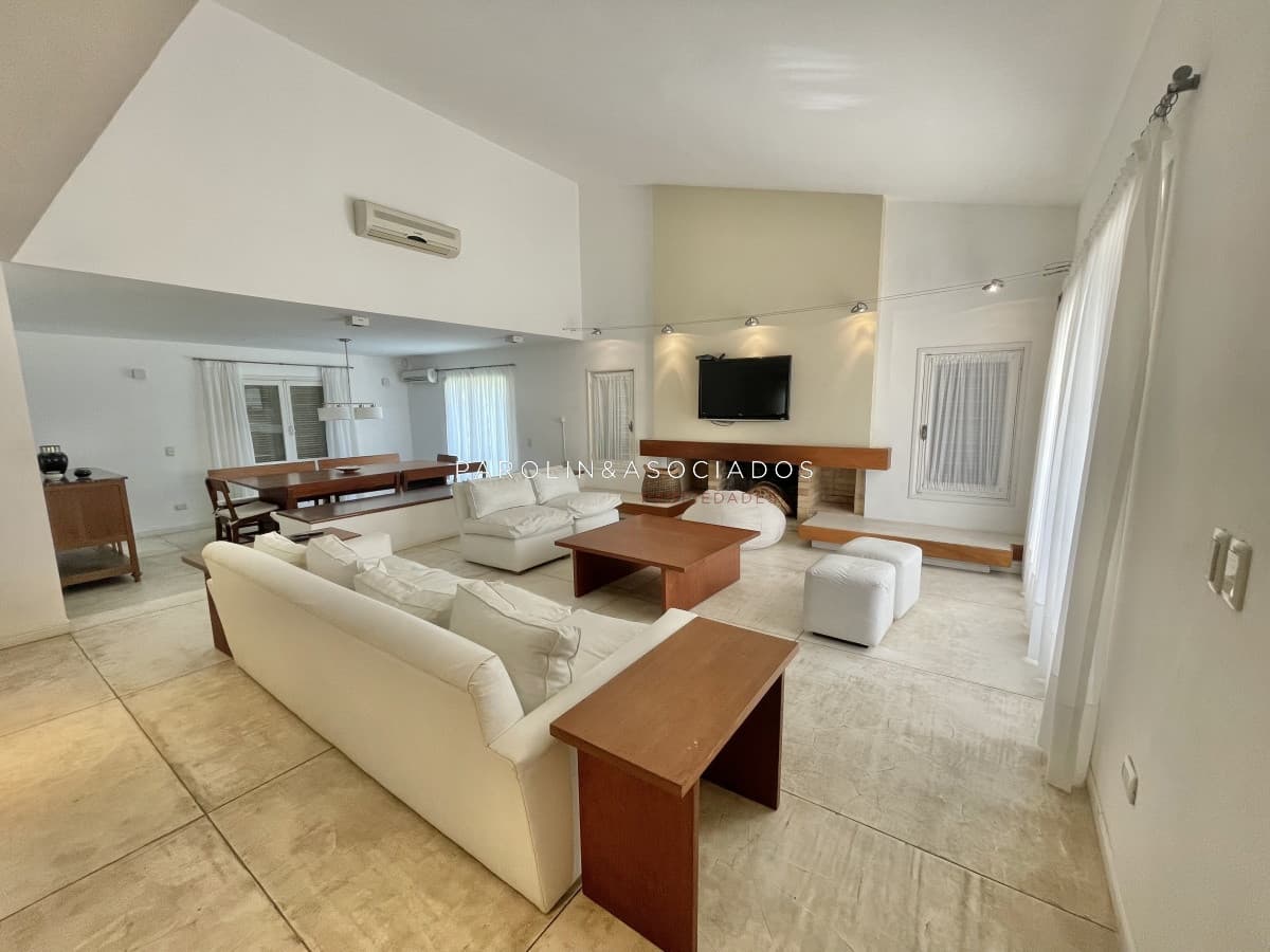 Hermosa casa en venta de 4 dormitorios en barrio Lugano, Punta del Este.