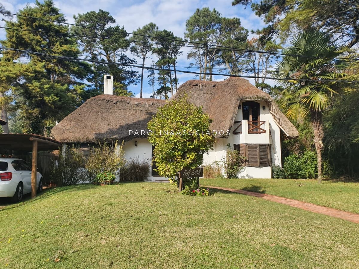 Casa en venta de 2 dormitorios en Pinares, Punta del Este.