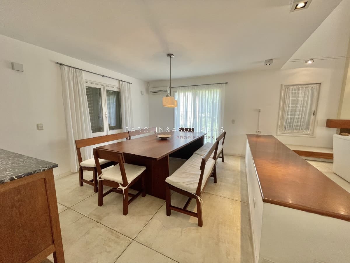 Hermosa casa en venta de 4 dormitorios en barrio Lugano, Punta del Este.