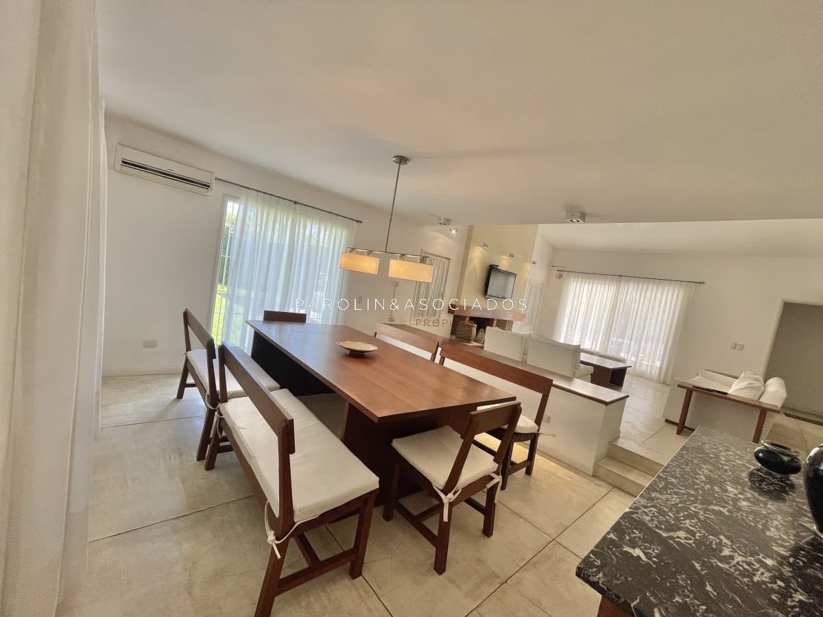 Hermosa casa en venta de 4 dormitorios en barrio Lugano, Punta del Este.