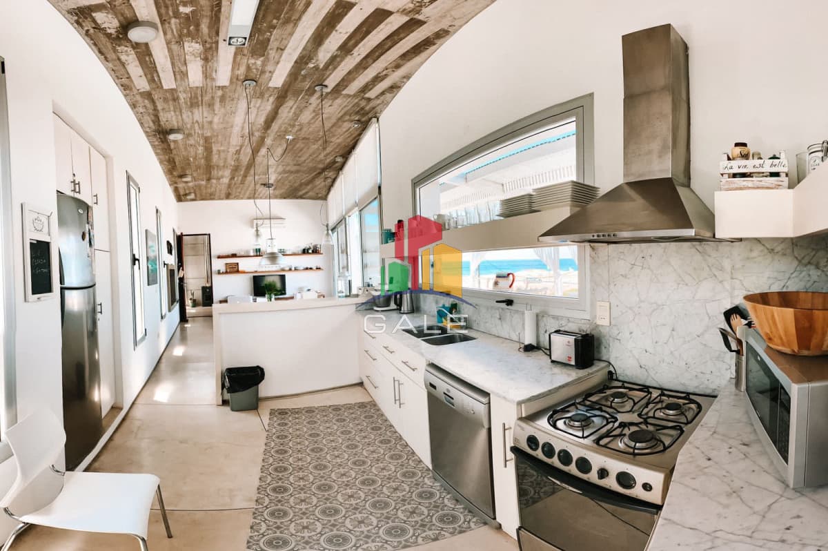 Gale Propiedades & Escribanía Casa ID.4541 - Casa primera linea Manantiales venta y alquiler temporada