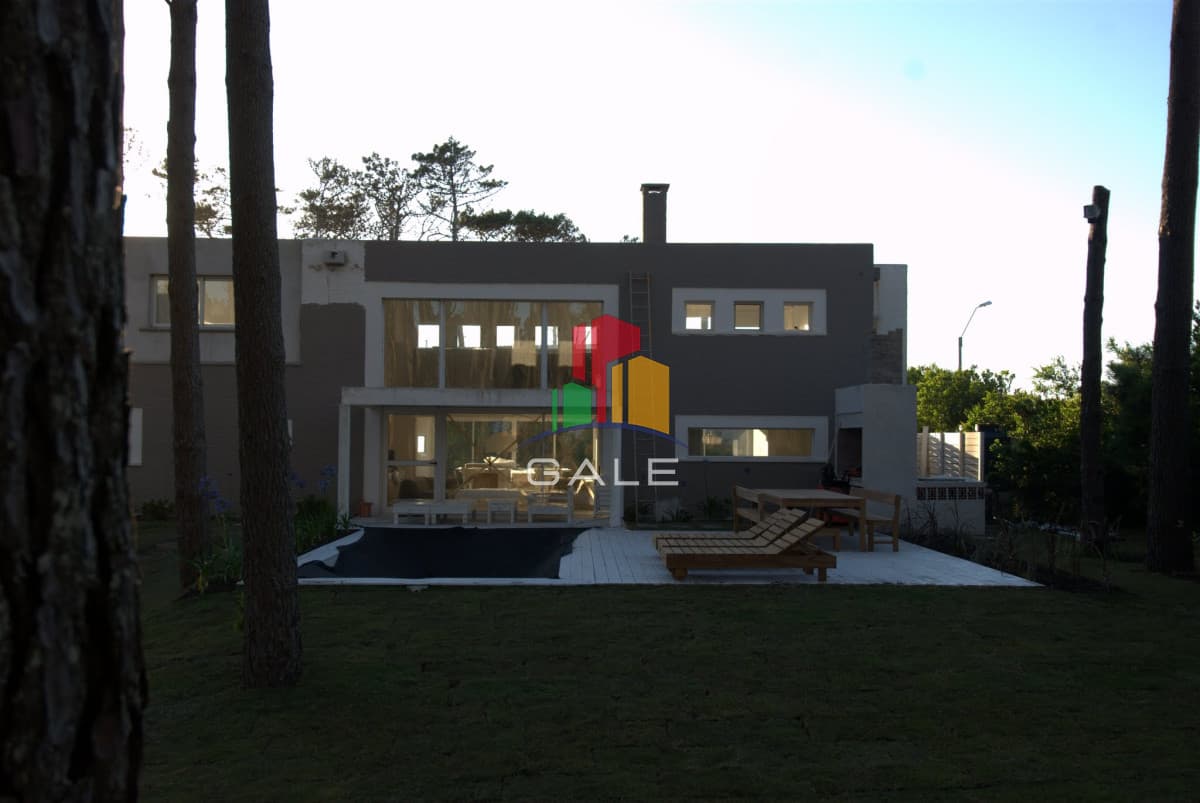 Gale Propiedades & Escribanía Casa ID.4537 - Casa en Venta y Alquiler, Laguna Blanca, La Barra, 4 Dormitorios.