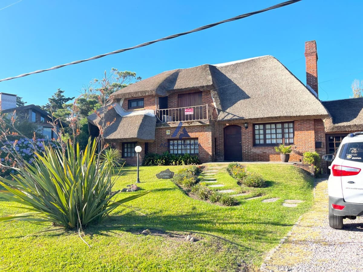 Venta de casa de 4 dormitorios en Pinares Punta del Este