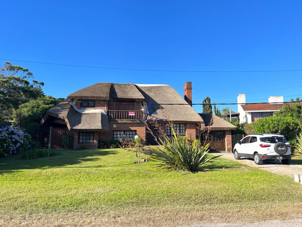 Venta de casa de 4 dormitorios en Pinares Punta del Este