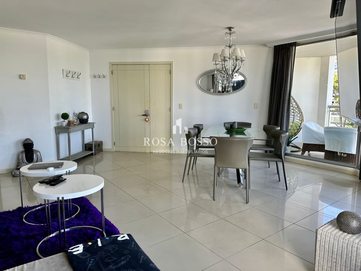 Amplio apartamento en Venta de 3 dormitorios y dependencia en Roosevelt