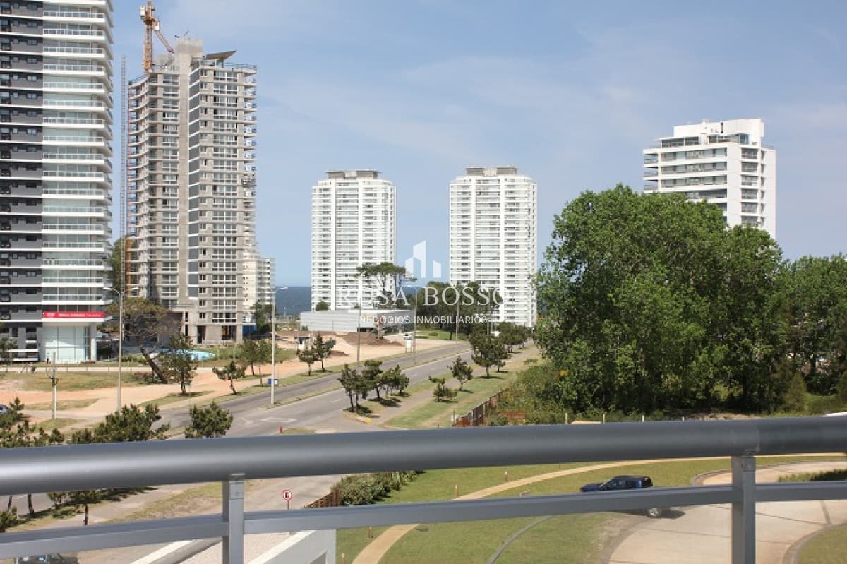 Amplio apartamento en Venta de 3 dormitorios y dependencia en Roosevelt