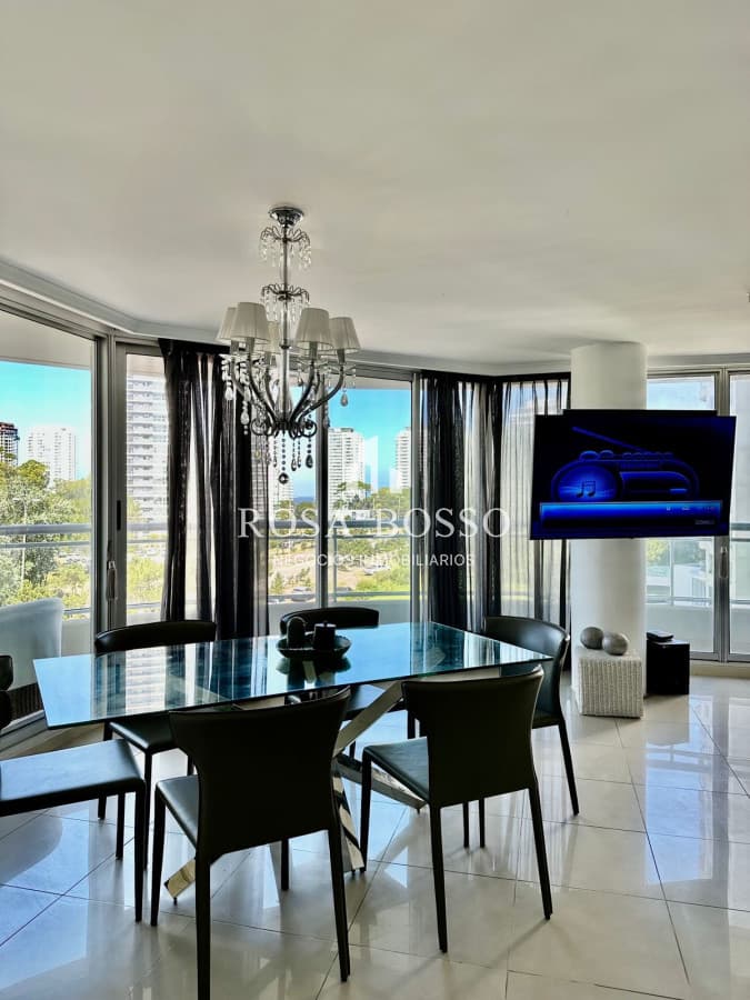 Amplio apartamento en Venta de 3 dormitorios y dependencia en Roosevelt