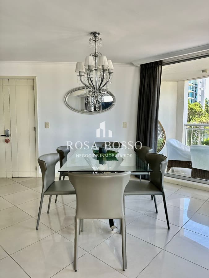 Amplio apartamento en Venta de 3 dormitorios y dependencia en Roosevelt