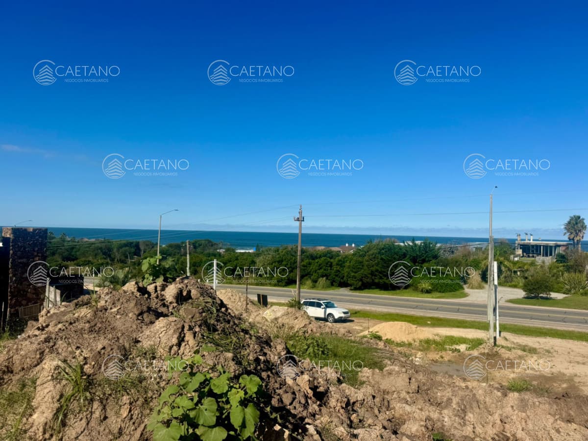 Terreno en altura con vista al mar en el Chorro