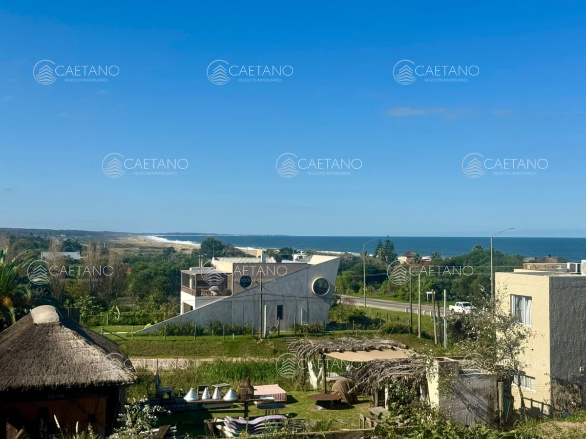 Terreno en altura con vista al mar en el Chorro
