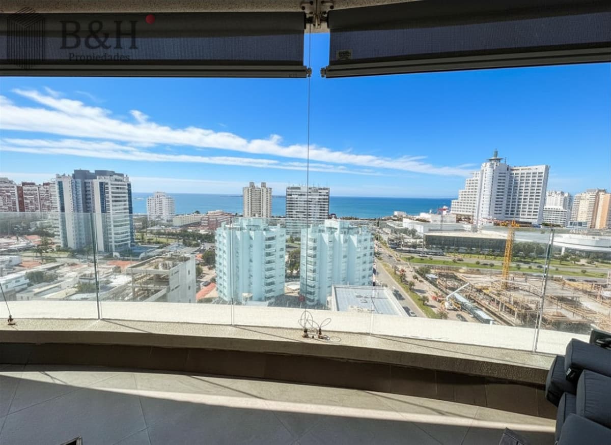 Art Tower piso alto  con vista al mar