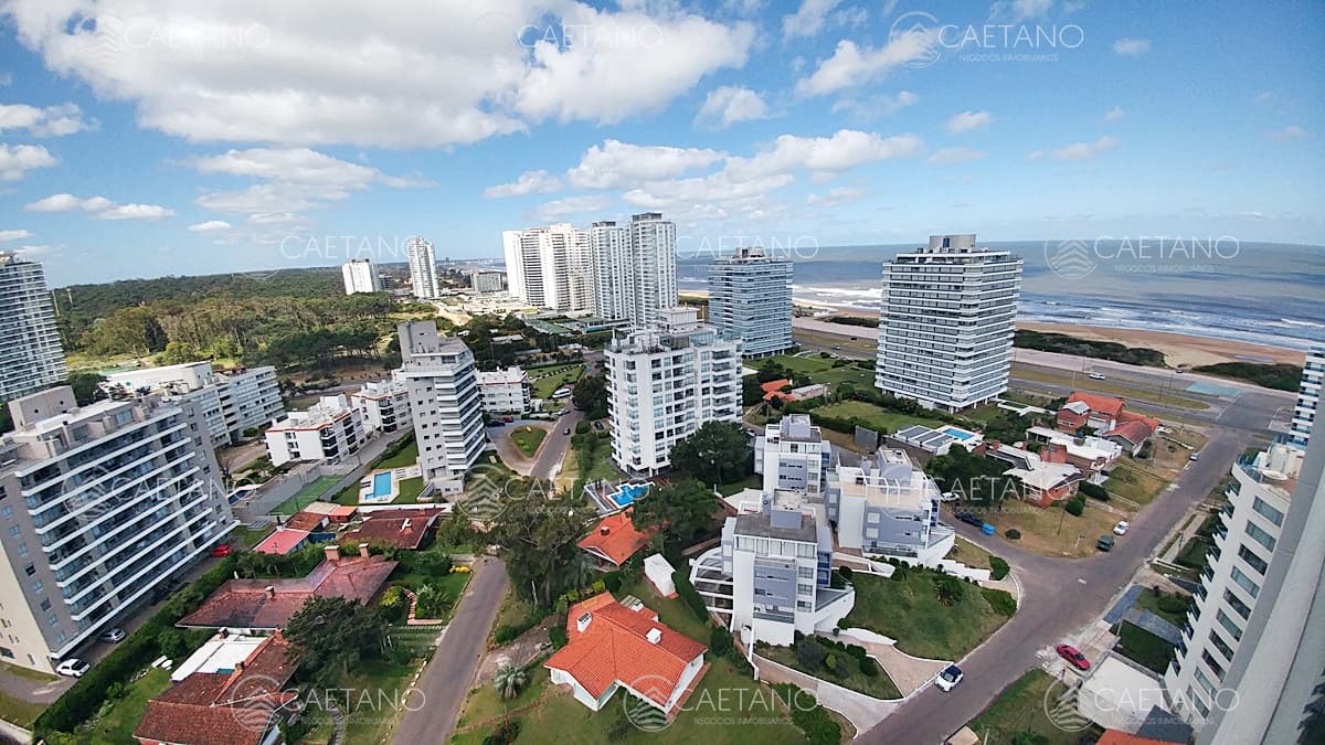 Venta apartamento dos dormitorios punta del este edificio wind tower vista al mar
