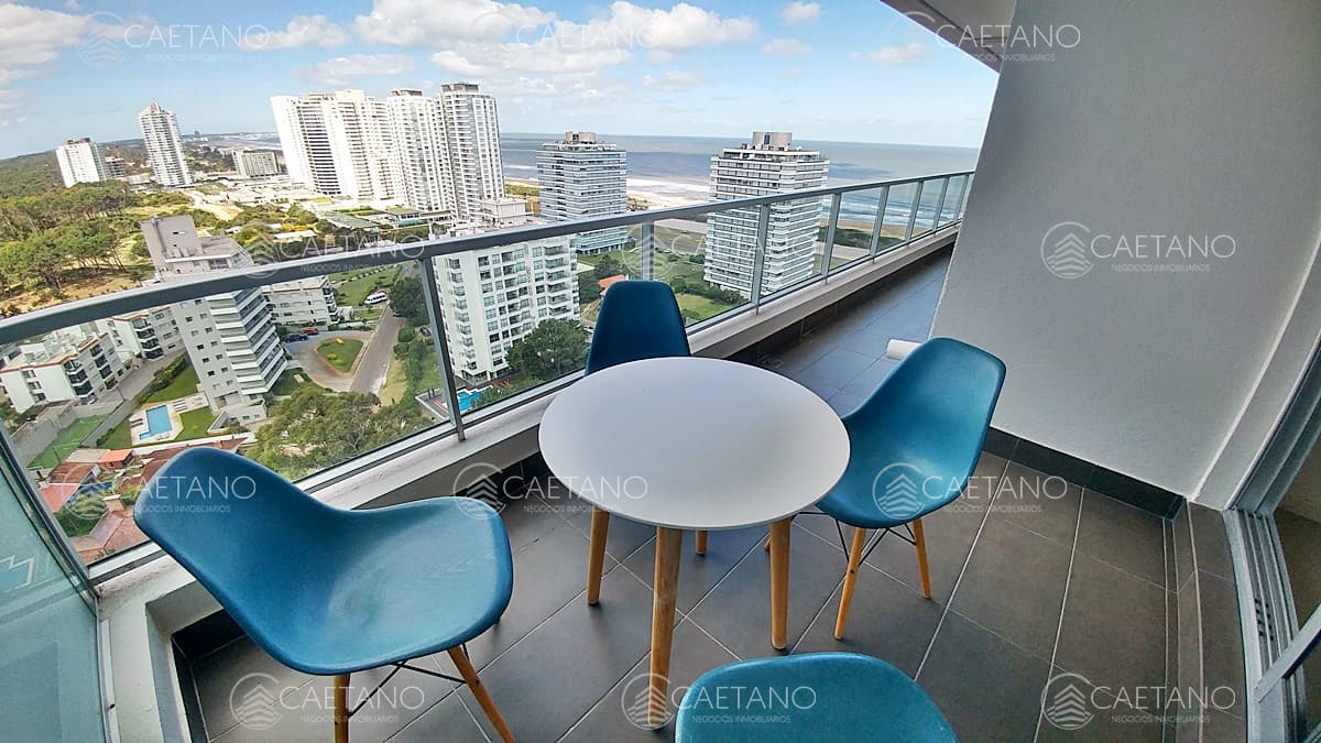 Venta apartamento dos dormitorios punta del este edificio wind tower vista al mar
