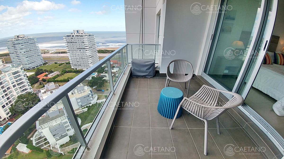 Venta apartamento dos dormitorios punta del este edificio wind tower vista al mar