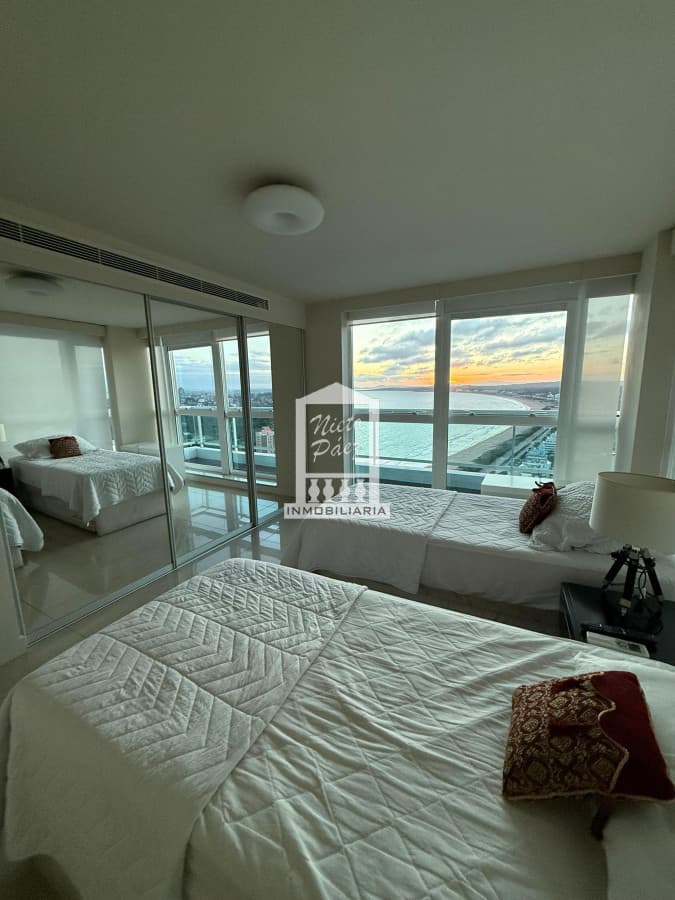 PENTHOUSE EN VENTA CON INCREIBLE VISTA A PLAYA MANSA PUNTA DEL ESTE