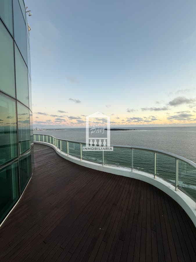 PENTHOUSE EN VENTA CON INCREIBLE VISTA A PLAYA MANSA PUNTA DEL ESTE