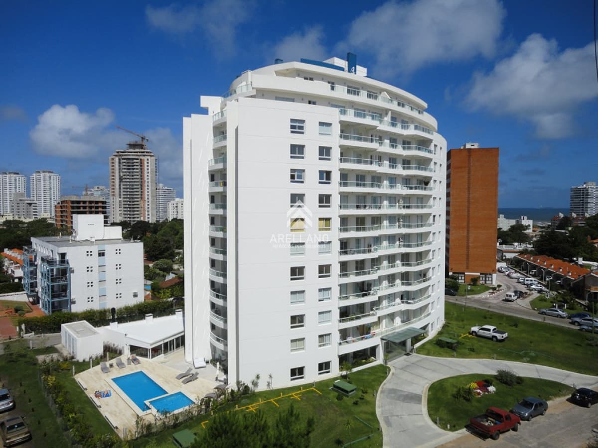 Apartamento ID.5698 - Venta Amplio apartamento próximo a Playas Brava y Mansa