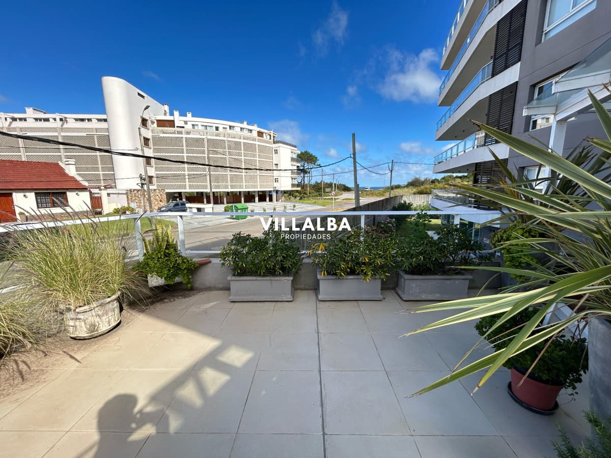 Venta apartamento un dormitorio punta del este edificio Ten Mansa vista al mar