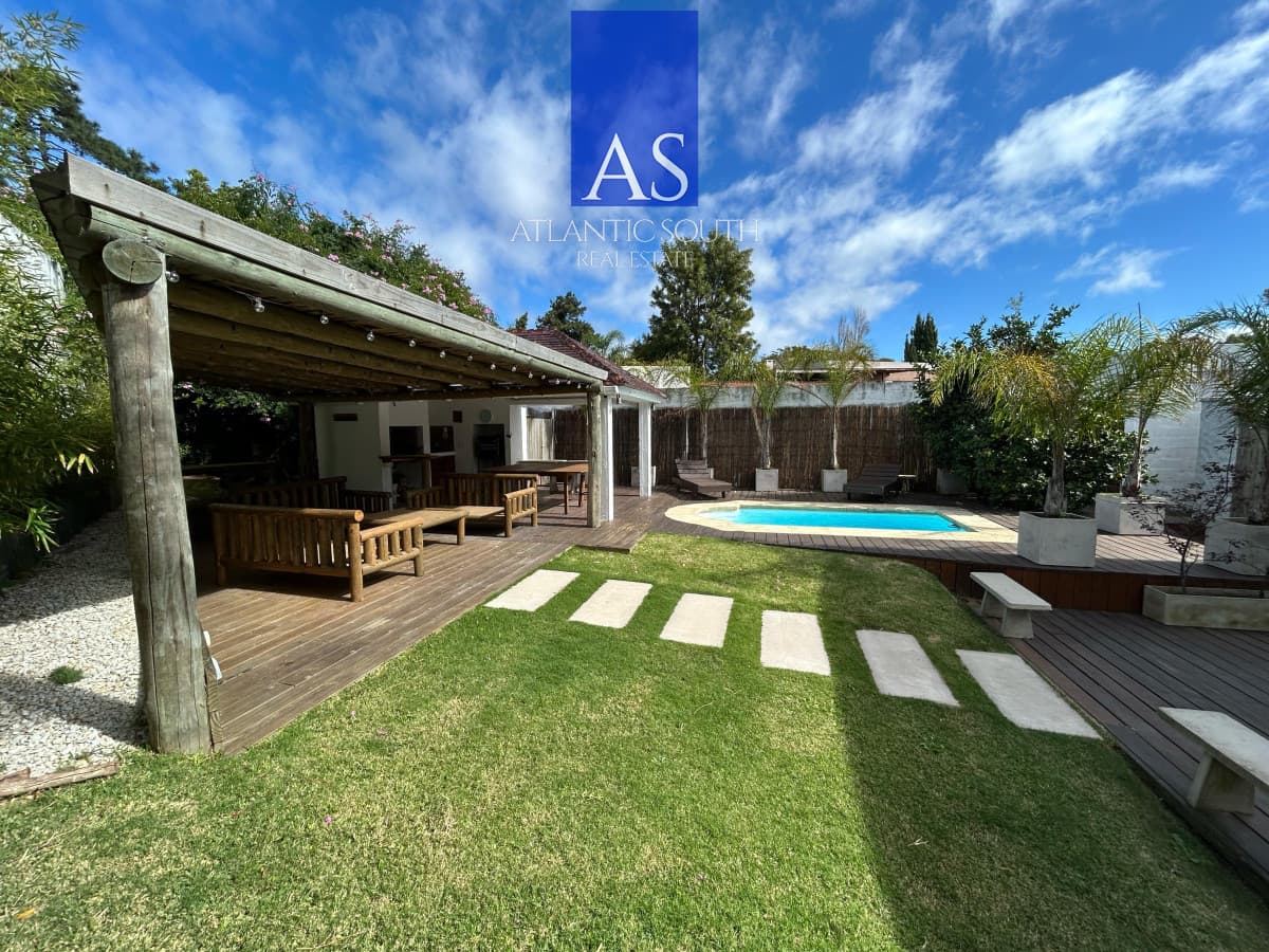 Casa chalet de categoría en Playa Mansa cercana al mar Punta del Este