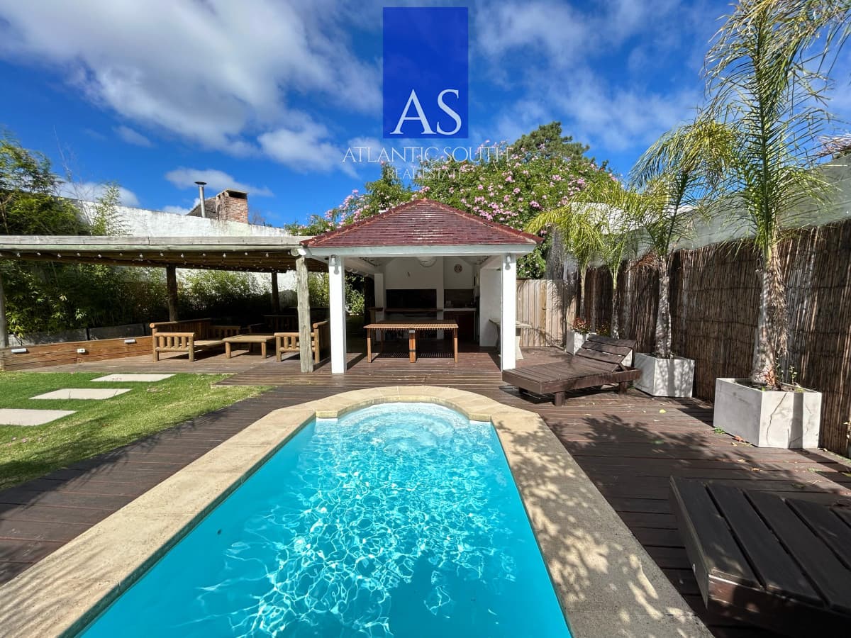 Casa chalet de categoría en Playa Mansa cercana al mar Punta del Este