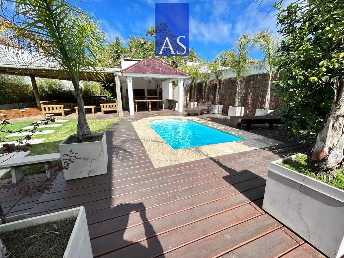 Casa chalet de categoría en Playa Mansa cercana al mar Punta del Este