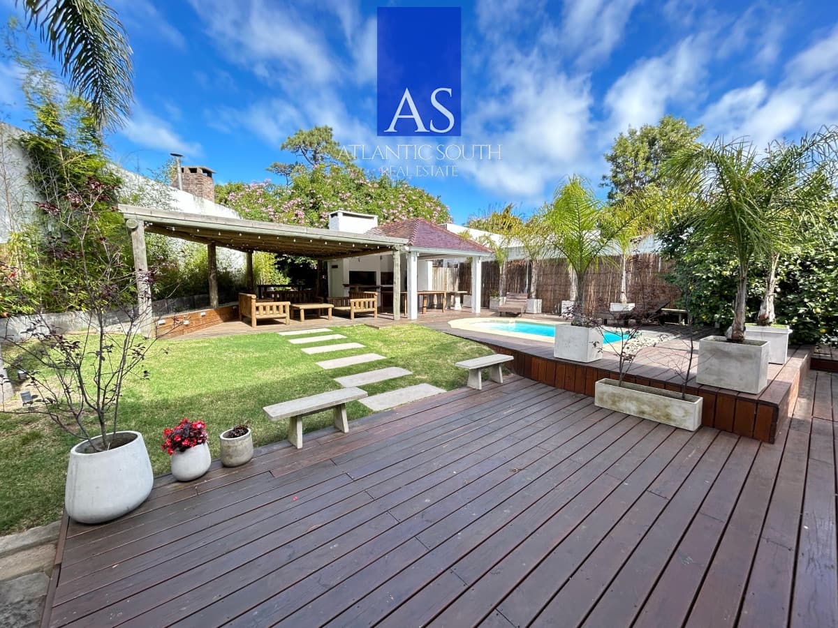 Casa chalet de categoría en Playa Mansa cercana al mar Punta del Este