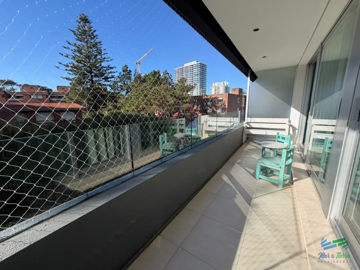 En venta apartamento 3 dormitorios en Playa Mansa, Punta del Este