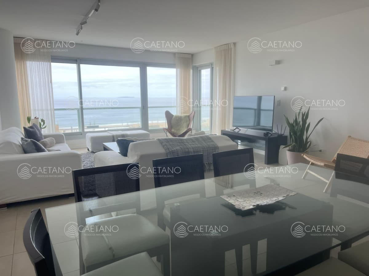 Apartamento de dos dormitorios en venta en Playa Brava con balcón