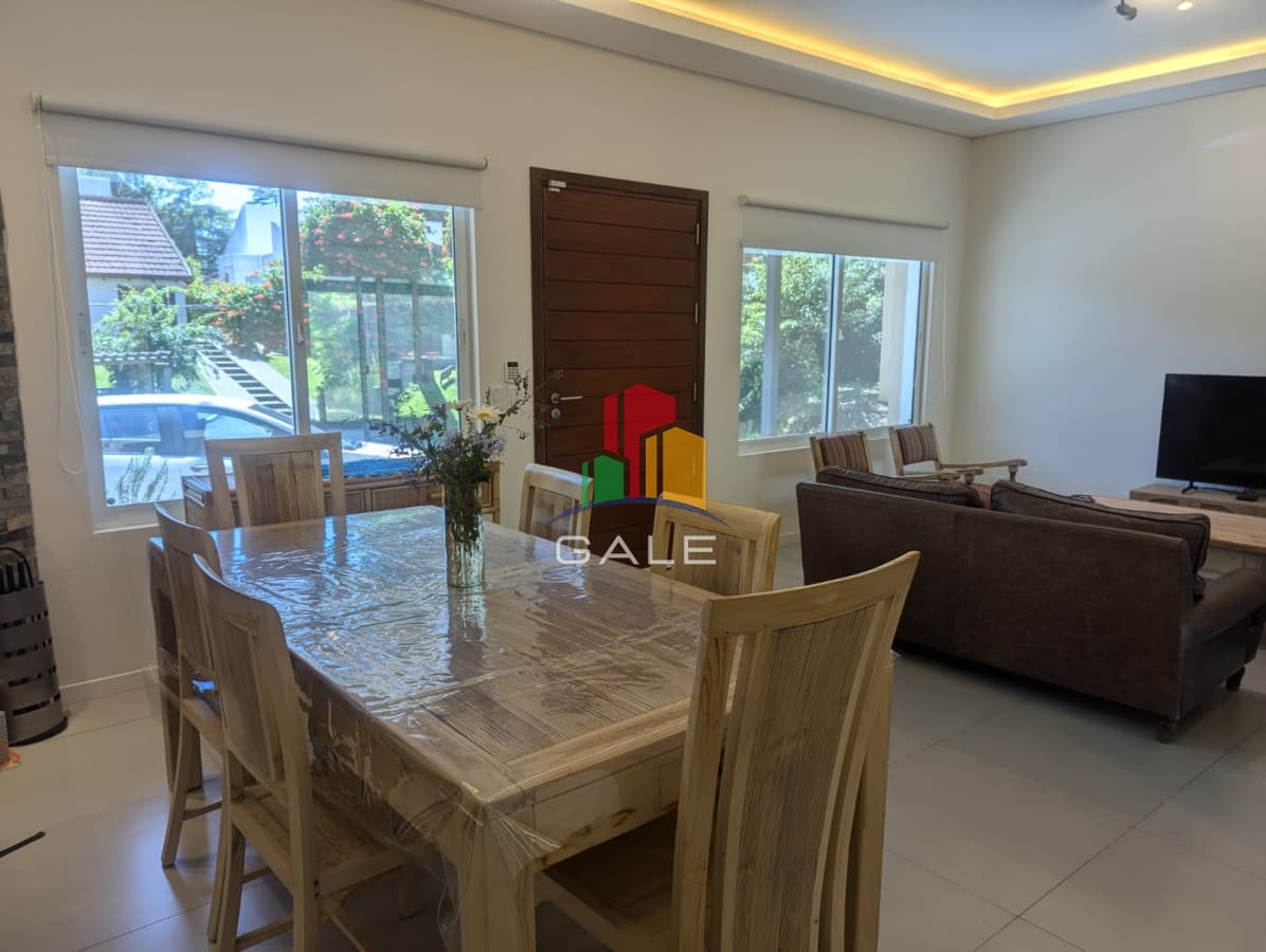 Hermosa casa 3 dormitorios y piscina en Playa Brava  -