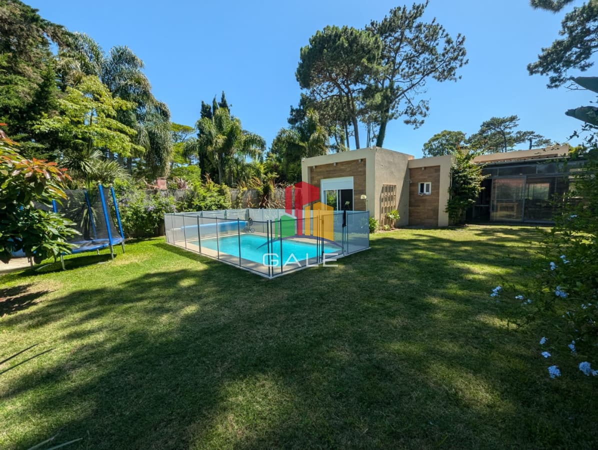 Hermosa casa 3 dormitorios y piscina en Playa Brava  -